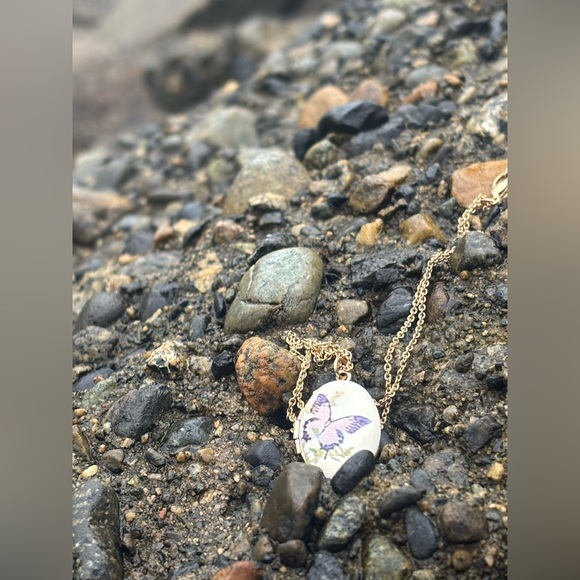 Vintage Porcelain Butterfly Locket Necklace • Gold Tone Oval Keepsake Pendant - Picture 11 of 11